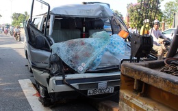 Quảng Nam: Ô tô chở gỗ tông đuôi xe tải, 2 người thương vong