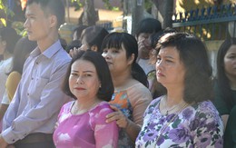 Giáo viên, học trò khóc tiễn đưa cô giáo trong ngày lễ khai giảng