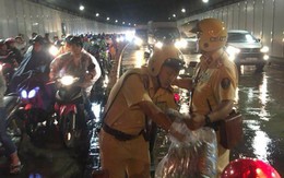 2 chiến sĩ CSGT phát áo mưa cho người Sài Gòn và bác tài xe rác tặng áo mưa cho anh công an: Vòng tròn của những điều tử tế