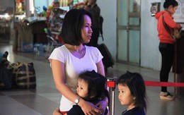 Kẹt xe, hành khách bật khóc giữa ga Sài Gòn vì trễ tàu về Tết