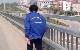 Hai em bé nhặt 89 cái đinh trên cầu Nhật Tân