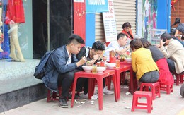 Bún riêu 100 ngàn, trà đá 10 ngàn: Hà Nội chặt chém đầu năm