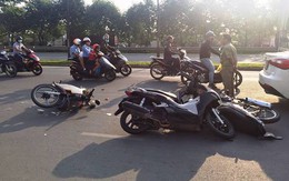 Ôtô tông hàng loạt xe máy ở Sài Gòn, 4 người bị thương