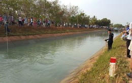 Xe máy lao xuống kênh, gia đình 3 người chết thảm