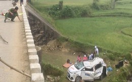 Taxi rơi khỏi cầu lúc giữa đêm, 6 người thương vong