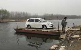 Tài xế thuê phà sang sông để tránh tắc đường