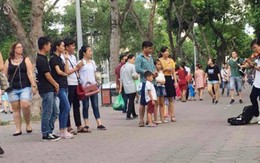 Báo cáo bất ngờ việc cậu bé chơi đàn bị hỏi giấy phép
