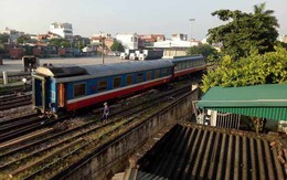 Lại thêm tàu chở khách trật bánh ở ga Yên Viên