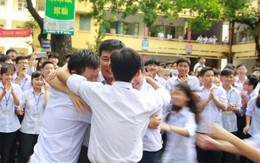 Học sinh bật khóc chia tay thầy hiệu trưởng