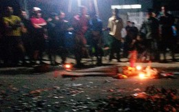 Người thân đau đớn khóc trước thi thể bé 3 tuổi chết vì tai nạn giao thông