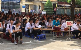 Hải Phòng: Phụ huynh học sinh trường THPT Lê Hồng Phong cùng con đến trường.