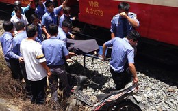 Tàu hỏa hất văng phụ nữ đi xe máy băng qua đường sắt