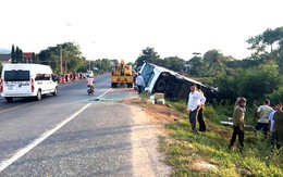 Bí ẩn vụ xe đầu kéo húc văng xe khách, khiến 2 người chết