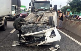 Hai vợ chồng kêu cứu trong ôtô 4 chỗ lật ngửa