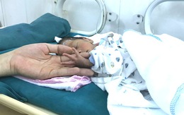 Người mẹ bỏ rơi bé gái sinh non, chỉ nặng 1,4kg đã trở lại nhận con sau 20 ngày "bặt vô âm tín"