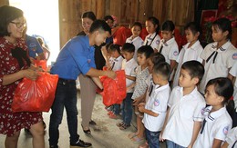 Đoàn thanh niên Tổng cục DS-KHHGĐ và Báo Gia đình & Xã hội tặng quà trung thu cho trẻ em nghèo