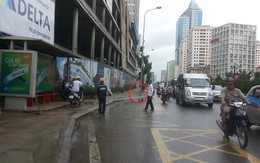 Hà Nội: Thót tim thanh sắt từ trên cao rơi xuống suýt trúng người đi đường