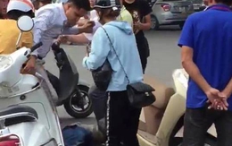 Hà Nội: Người dân bắt một trong 2 tên dàn cảnh va chạm để cướp của phụ nữ