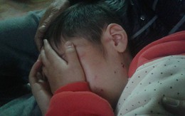 Bé trai ở Hà Nội bị bố đánh đến gãy xương sườn, phải trốn về với ông bà: “Lâu lắm rồi con không được ngủ ấm”