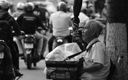 Ông lão mù tự làm bánh bông lan bán dạo vỉa hè nuôi vợ bệnh
