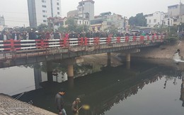 Đứng kín cầu xem vớt thi thể trên sông Tô Lịch