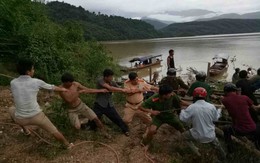 Ô tô lao xuống lòng hồ thủy điện Sơn La, 2 người chết kẹt