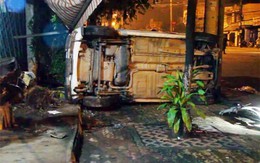 3 thanh niên “bay” từ đường lên vỉa hè nằm bất động lúc rạng sáng