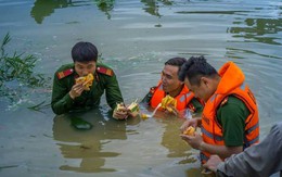 Những chiến sỹ công an ngâm mình trong nước lũ đẹp lay động lòng người