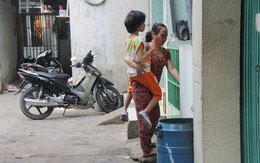 18 năm ròng cõng con gái trên lưng mưu sinh giữa Sài Gòn, người mẹ vẫn nói "không ngán, thương con lắm"