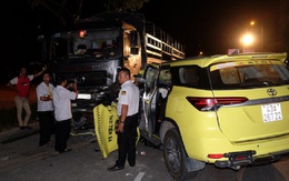 Đà Nẵng: Taxi va chạm với xe tải, tài xế mắc kẹt trong cabin