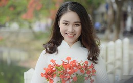 Nữ sinh tuổi 16 lãng mạn bên chùm hoa phượng đỏ