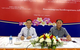 Trao chứng chỉ khóa học “Kỹ năng ảnh báo chí nâng cao” cho 46 nhà báo Lào