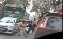 Cảnh sát giao thông bị hai người lạ cản trở cho xe vi phạm chạy thoát