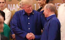 Ông Trump và Putin tranh thủ trò chuyện khi chụp ảnh chung