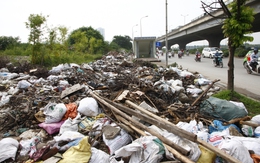 Phát hoảng với bãi phế thải trên đường Nguyễn Xiển