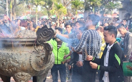 Thái Bình: Hàng ngìn người đổ về chùa Keo cầu bình an năm mới