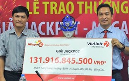 Người phụ nữ trúng độc đắc 131 tỷ đồng đeo mặt nạ nhận giải