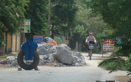 Nông Cống, Thanh Hóa: Dân đổ đất đá chặn đường  ngăn xe quá tải