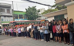 Hàng nghìn học trò nghẹn ngào tiễn biệt thầy hiệu trưởng đột ngột qua đời