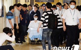 T.O.P (Big Bang) ngồi xe lăn, liên tục xin lỗi khi rời bệnh viện