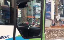Hà Nội: Có làn riêng, xe buýt nhanh vẫn bị taxi đâm vỡ kính