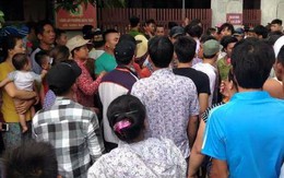 Nghệ An: Nghi ngờ một phụ nữ bắt cóc trẻ em, người dân vây kín công an phường