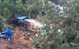 Quảng Ninh: Xe container lao xuống vực, tài xế thoát chết