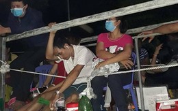 Phụ huynh xếp hàng suốt đêm chờ nộp đơn cho con vào lớp 1