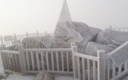 Băng đóng dày trên đỉnh Fansipan