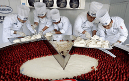 Việt Nam có bánh chưng 700kg, thế giới có những bánh "khủng" cỡ nào đọ được?