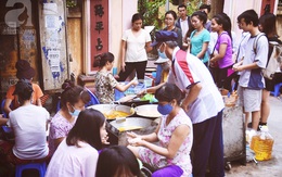 Ngày thu, ghé hàng bánh rán mặn vỉa hè 30 năm tuổi gần Hồ Tây,  khách phải lấy số xếp hàng