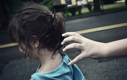 Trên đường đi học, bé gái bị bắt cóc, hãm hiếp và ném xuống hố