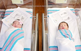 2 bé sơ sinh nằm cạnh giường nhau trở nên nổi tiếng vì một lí do không ai ngờ tới