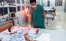 Bé trai bị tàu cán nát chân vì lỗi của người lớn